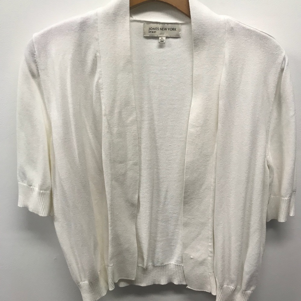 🎉5 FOR $25 sale 🎉 White shrug Jones New York